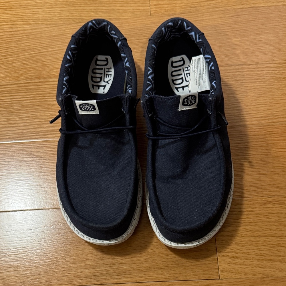 Boys size 6 Hey Dude Wally
